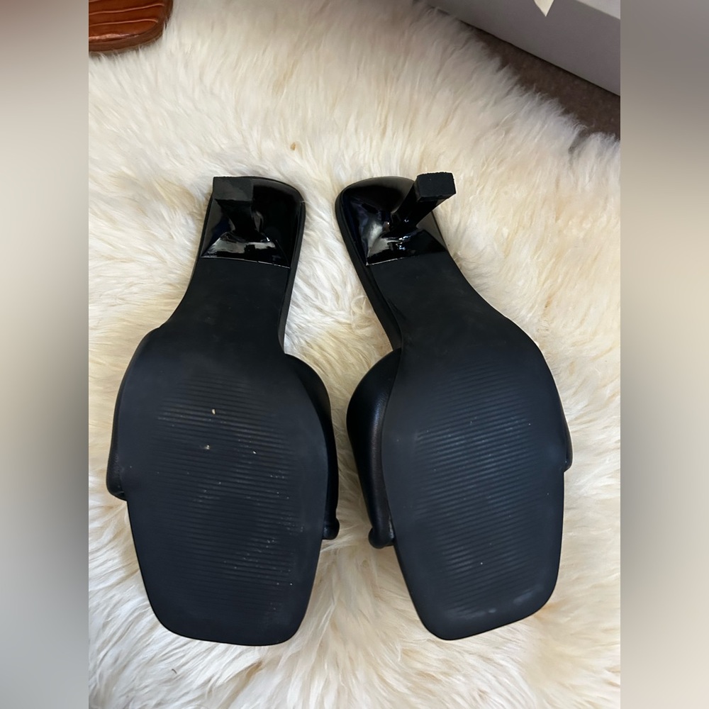 Steven Madden black slide sandal with heel - Picture 2 of 7